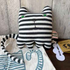 画像1: 【Donna Wilson】モノねこのキトゥン（Mono Kitten） ぬいぐるみ 専用巾着入り｜100%オーガニックコットン｜ドナ・ウィルソン Wee Ones コレクション｜猫ねこネコ (1)