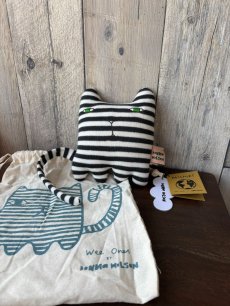 画像2: 【Donna Wilson】モノねこのキトゥン（Mono Kitten） ぬいぐるみ 専用巾着入り｜100%オーガニックコットン｜ドナ・ウィルソン Wee Ones コレクション｜猫ねこネコ (2)
