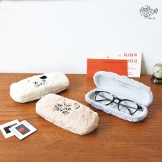 画像9: 【松尾ミユキ】Fluffy Glasses case もふもふメガネケース　猫型クロス付き｜３種類から選べるカラー ベージュ/グレー/アイボリー｜猫　ねこ　ネコ (9)