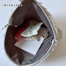 画像7: 【松尾ミユキ】Fluffy Circular Pouch ふわふわファーのまんまるポーチ モフモフ｜選べるカラー ベージュ/グレイ｜猫 ネコ ねこ｜ (7)
