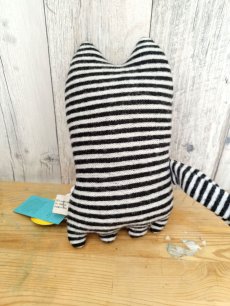 画像3: 【Donna Wilson】イギリス製　手作りぬいぐるみ｜ラムウール100%　Mono Cat｜モノクロのねこ｜ボーダー猫｜ドナ・ウィルソン｜サバトラ風猫ねこネコ (3)