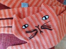 画像4: 【Donna Wilson】ねこのジンジマフラー｜スコットランド製ラムウール100%＆ロンドンスタジオ手刺繍｜チャトラ風オレンジボーダー｜ドナ・ウィルソン｜茶虎猫　ねこ　ネコ (4)