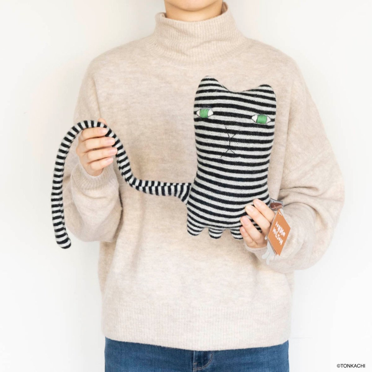 画像2: 【Donna Wilson】イギリス製　手作りぬいぐるみ｜ラムウール100%　Mono Cat｜モノクロのねこ｜ボーダー猫｜ドナ・ウィルソン｜サバトラ風猫ねこネコ (2)