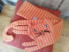 画像3: 【Donna Wilson】ねこのジンジマフラー｜スコットランド製ラムウール100%＆ロンドンスタジオ手刺繍｜チャトラ風オレンジボーダー｜ドナ・ウィルソン｜茶虎猫　ねこ　ネコ (3)