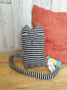 画像9: 【Donna Wilson】イギリス製　手作りぬいぐるみ｜ラムウール100%　Mono Cat｜モノクロのねこ｜ボーダー猫｜ドナ・ウィルソン｜サバトラ風猫ねこネコ (9)
