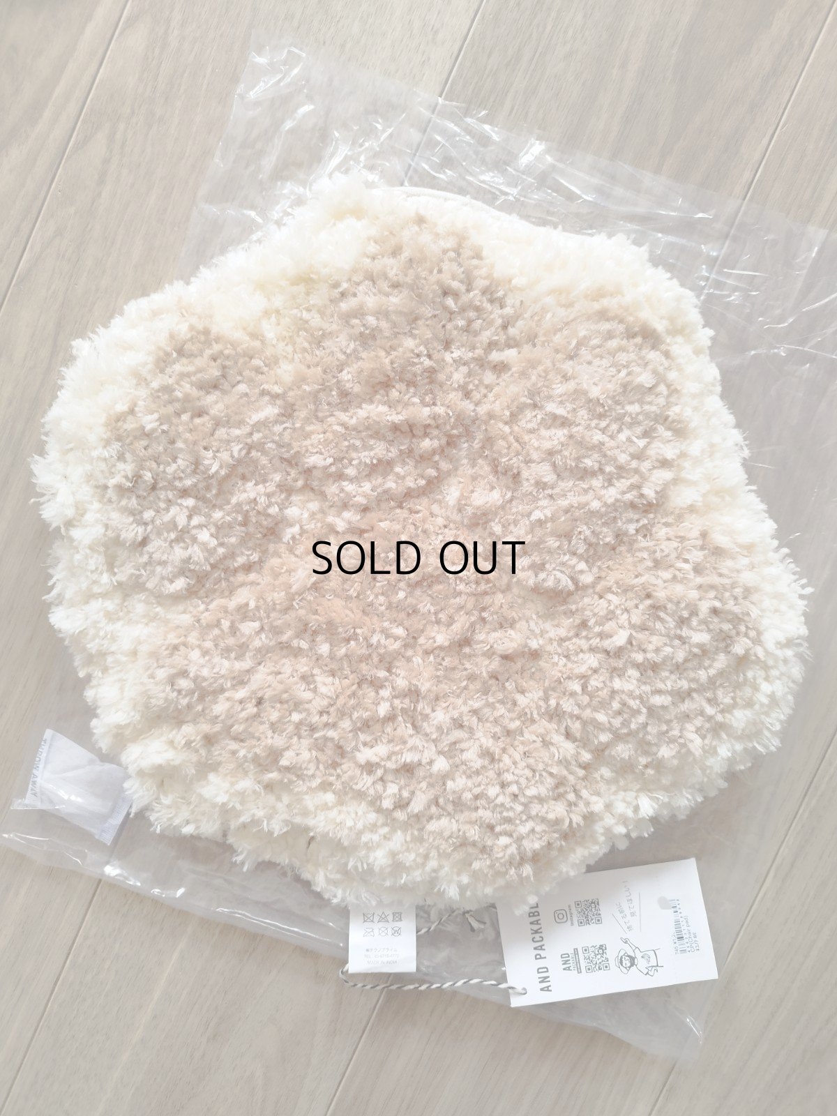 画像2: 【AND PACKABLE/アンドパッカブル】猫の肉球型もこもこチェアパッド ◆ 肉球 | 猫 | ネコ | cat ◆ (2)