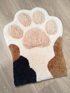 画像2: 【AND PACKABLE／アンドパッカブル】コーナーマット｜大きい三毛猫の手　おっきな肉球マット｜ミケネコの肉球マット｜猫　ネコ　cat｜猫グッズ 猫マット 猫用マット マット ラグ (2)