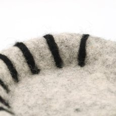 画像3: 【アジアン雑貨・エスニック輸入雑貨】ネコのしっぽフェルトレイ(グレー) ｜ 猫ネコcat (3)