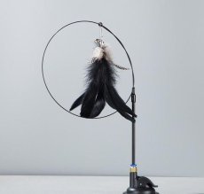 画像2: 国内発送｜吸盤＆手持ちの2WAY　フィッシング猫じゃらし　ふわふわ羽毛＆鈴の音でジャンプ｜黒と茶ドットの羽毛｜猫用おもちゃ　ペット用品　運動　気分転換　スキンシップ　リラックス　プレゼント (2)