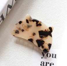 画像1: 国内発送｜ヘアアクセサリー　ふて猫バンスクリップ｜ベージュマーブル×ゴールド｜ベージュデミ柄　ベージュべっこうぶち柄猫｜髪留め　オシャレ可愛い　ファッション (1)