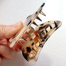 画像2: 国内発送｜ヘアアクセサリー　ふて猫バンスクリップ｜ブラウンマーブル×ゴールド｜デミ柄　茶色ぶち猫べっこう柄｜ヘアクリップ　髪留め　オシャレ可愛い　ファッション (2)
