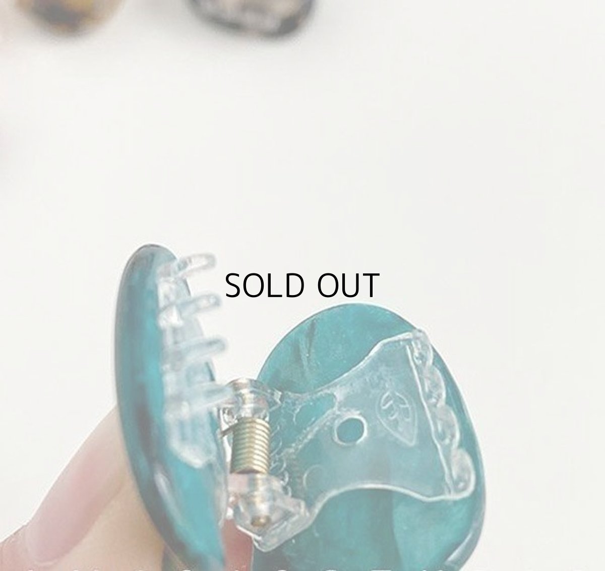 画像4: 国内発送｜ヘアアクセサリー　ふて猫ヘアクリップ｜ベージュマーブル×ゴールド｜バンスクリップミニ｜ベージュデミ柄　ぶち猫ベージュべっこう柄｜髪留め　オシャレ可愛い　ファッション (4)