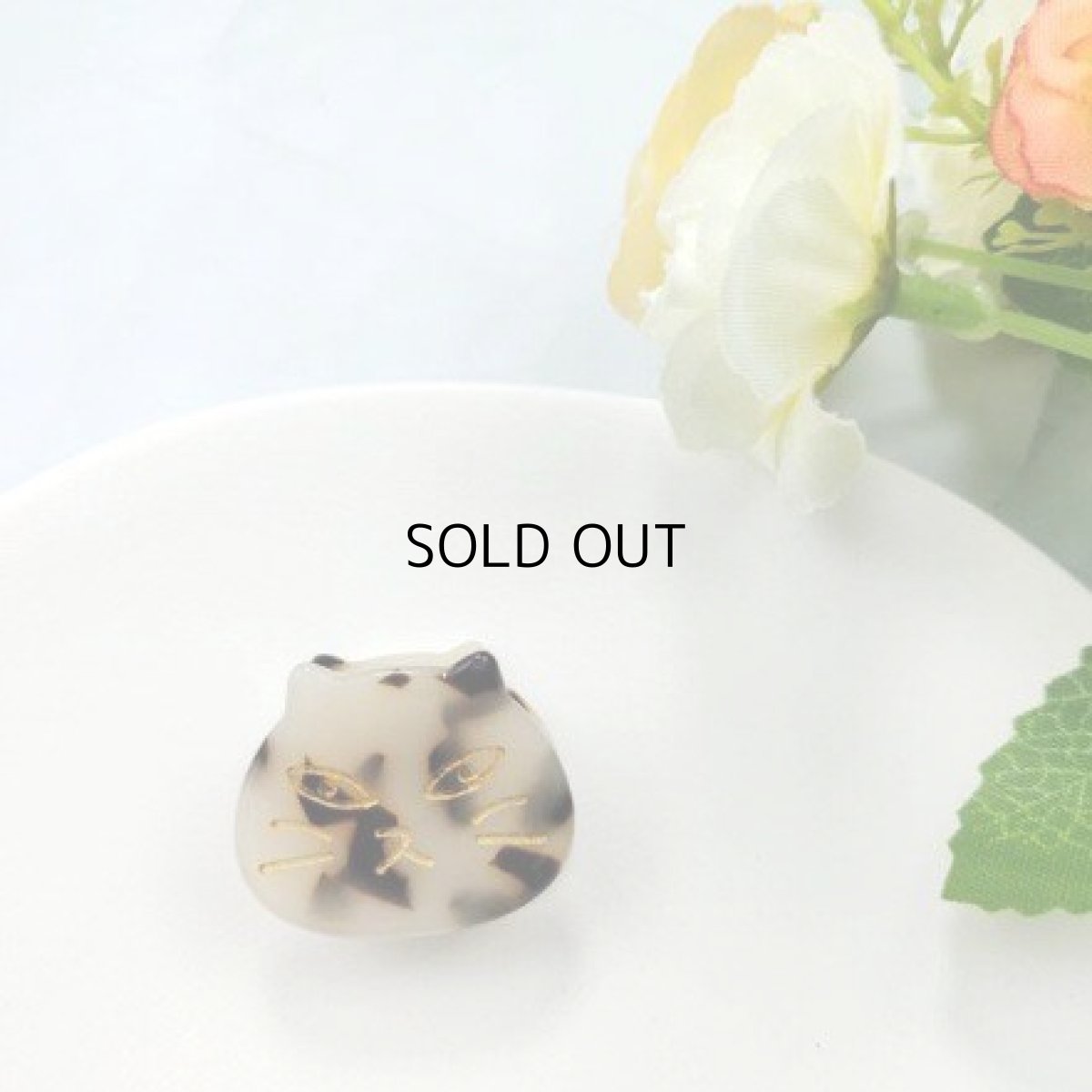 画像1: 国内発送｜ヘアアクセサリー　ふて猫ヘアクリップ｜ベージュマーブル×ゴールド｜バンスクリップミニ｜ベージュデミ柄　ぶち猫ベージュべっこう柄｜髪留め　オシャレ可愛い　ファッション (1)