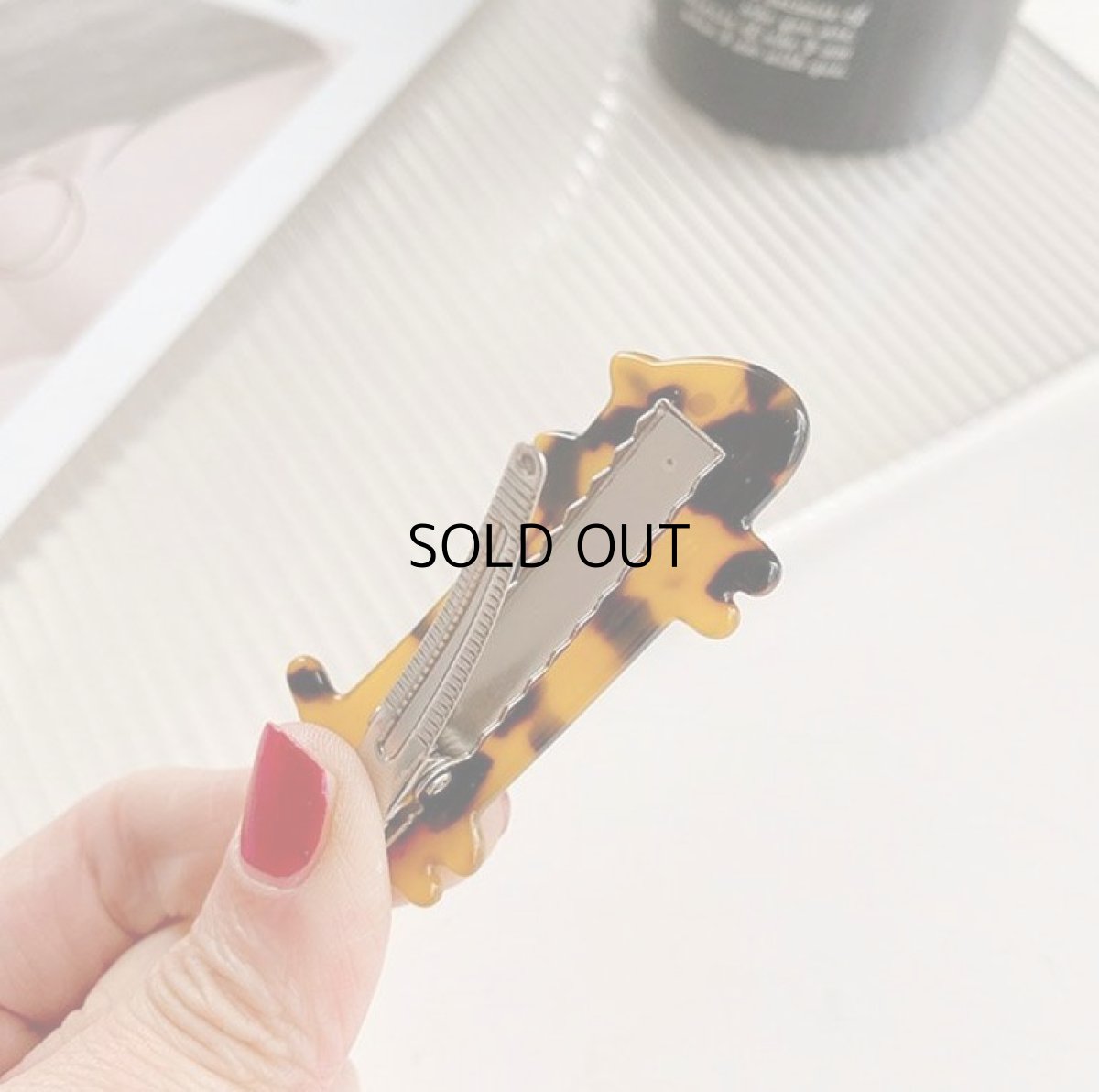 画像2: 国内発送｜ヘアアクセサリー　胴長〜い猫ちゃんヘアクリップ｜ブラウンマーブル×ゴールド｜デミ柄　茶色ぶち猫べっこう柄｜バレッタ　ヘアピン　髪留め　オシャレ可愛い　ファッション (2)