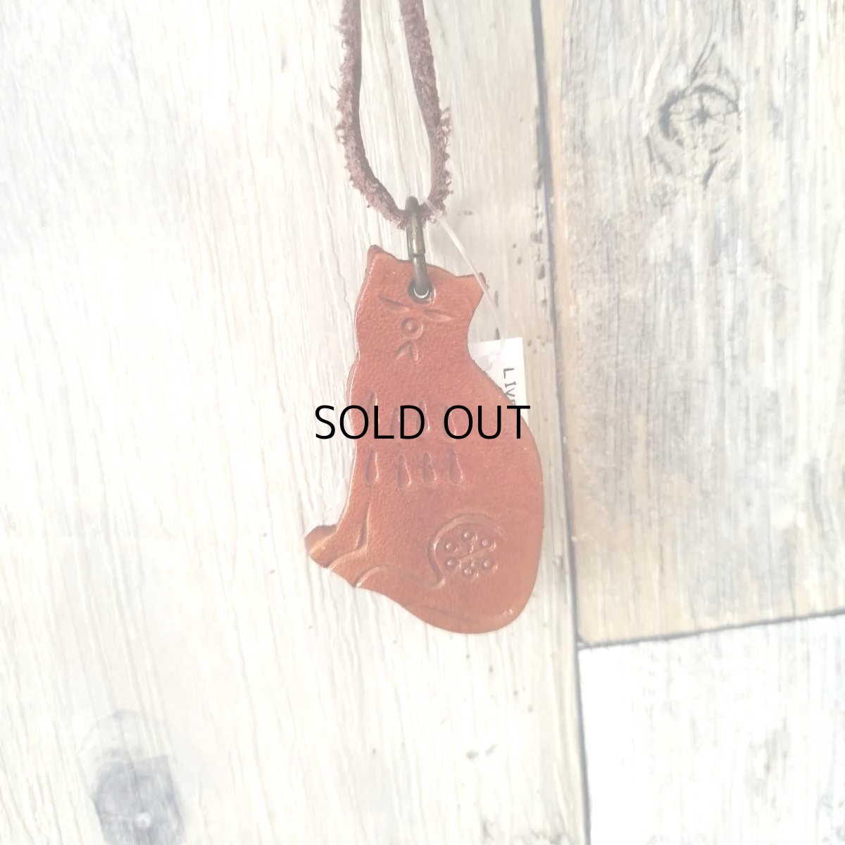 画像2: 【live in PERFECT UNION/パーフェクトユニオン】猫型レザーカービングブローチ 本革ネックレス|ハンドメイドアクセサリー|猫グッズ 猫雑貨 (2)