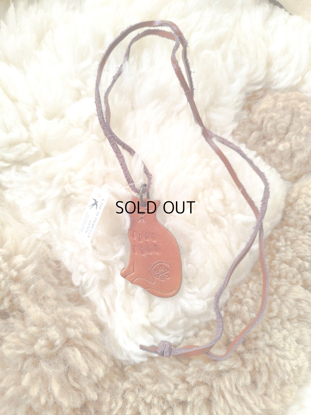 画像3: 【live in PERFECT UNION/パーフェクトユニオン】猫型レザーカービングブローチ 本革ネックレス|ハンドメイドアクセサリー|猫グッズ 猫雑貨 (3)