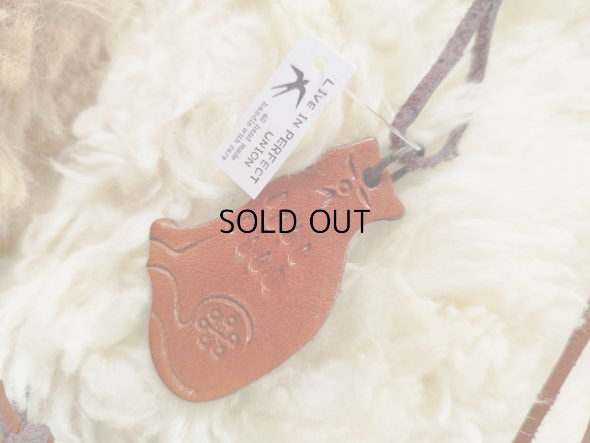 画像4: 【live in PERFECT UNION/パーフェクトユニオン】猫型レザーカービングブローチ 本革ネックレス|ハンドメイドアクセサリー|猫グッズ 猫雑貨 (4)