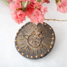 画像1: 【マリのアトリエ】惑星猫バッジ　ねこの惑星スタンプブローチ　猫バッヂ　猫オシャレ雑貨　猫女子　猫柄　猫模様　猫グッズ　猫雑貨　ネコ | 猫 | cat　｜ (1)