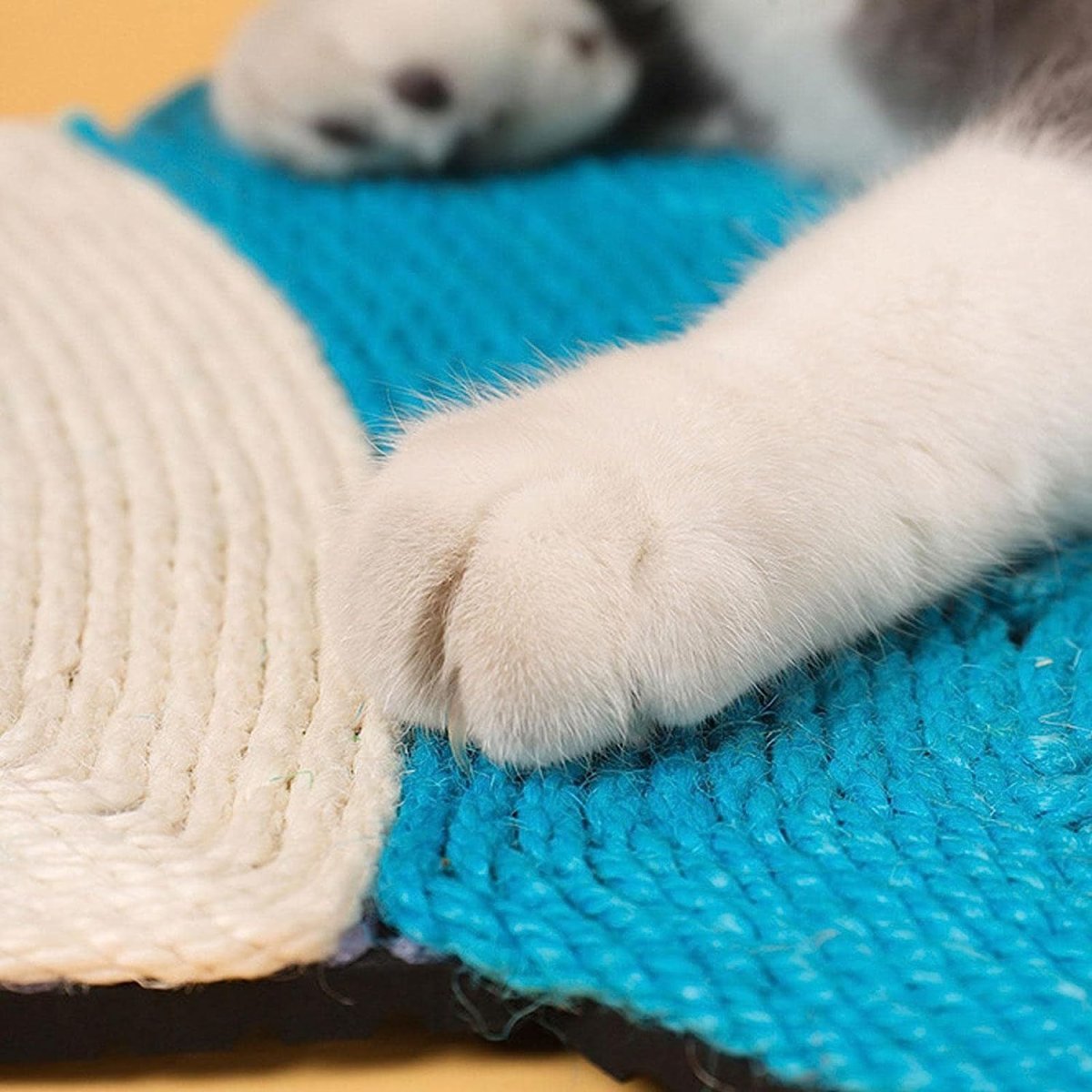 画像2: 国内発送|天然サイザル麻 おさかな爪とぎマット|お魚型|ペット用品 猫用おもちゃ お昼寝 運動 気分転換 スキンシップ リラックス プレゼント 贈り物 (2)