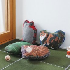画像1: 【松尾ミユキ】Diecut cushion cat check back｜ダイカットクッション チェック｜選べる4種類　Leo/Mugi/Lin/Maron｜猫ねこネコ (1)