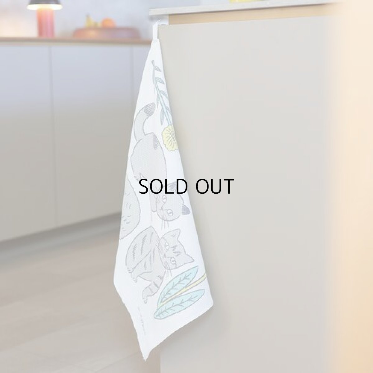 画像2: 【松尾ミユキ】キッチンクロス｜日本製｜ベージュ猫×花赤｜Kitchen cloth Cat Matsuo Miyuki｜ (2)