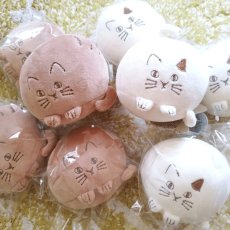 画像2: 【にゃふにゃふ】手のひらにぎにぎ　ぬいぐるみ｜選べる茶猫／ぶち猫｜ネコねこ (2)