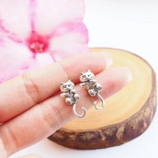 画像3: 国内発送｜アクセサリー　くつろぎニャンコピアス　腰かけ猫ピアス｜シルバー色　合金｜オシャレ可愛い　ファッション (3)