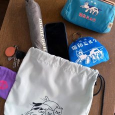 画像7: 星羊社｜宅猫スポーツ 迅速サコッシュ｜淡いブルーグレー 巾着型ショルダーバッグ｜ねこ猫ネコキャットcat (7)