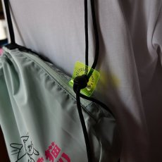 画像8: 星羊社｜宅猫スポーツ 迅速サコッシュ｜淡いブルーグレー 巾着型ショルダーバッグ｜ねこ猫ネコキャットcat (8)