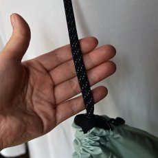 画像9: 星羊社｜宅猫スポーツ 迅速サコッシュ｜淡いブルーグレー 巾着型ショルダーバッグ｜ねこ猫ネコキャットcat (9)