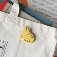 画像2: 【set the tone／セットザトーン】コトラブローチ　子虎｜バッジ　バッヂ　オシャレ雑貨　猫女子　猫柄　猫模様｜猫グッズ・猫雑貨｜ネコ猫cat (2)