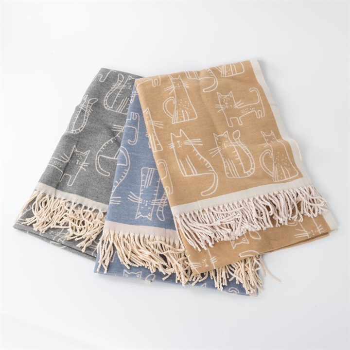 coocoクーコのフリンジ付きストールで襟元もねこちゃんとあったか